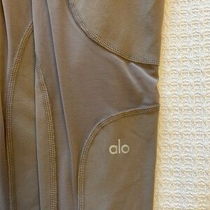 ALO crop leggings with mesh size XS
Used Condition